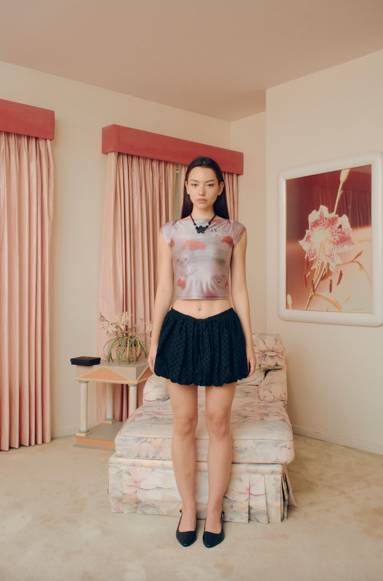 Featuring an iconic crying dog print with red flower, this stretchy soft sheen baby crop top is the must-have item for adding a unique style to your spring and summer wardrobe.