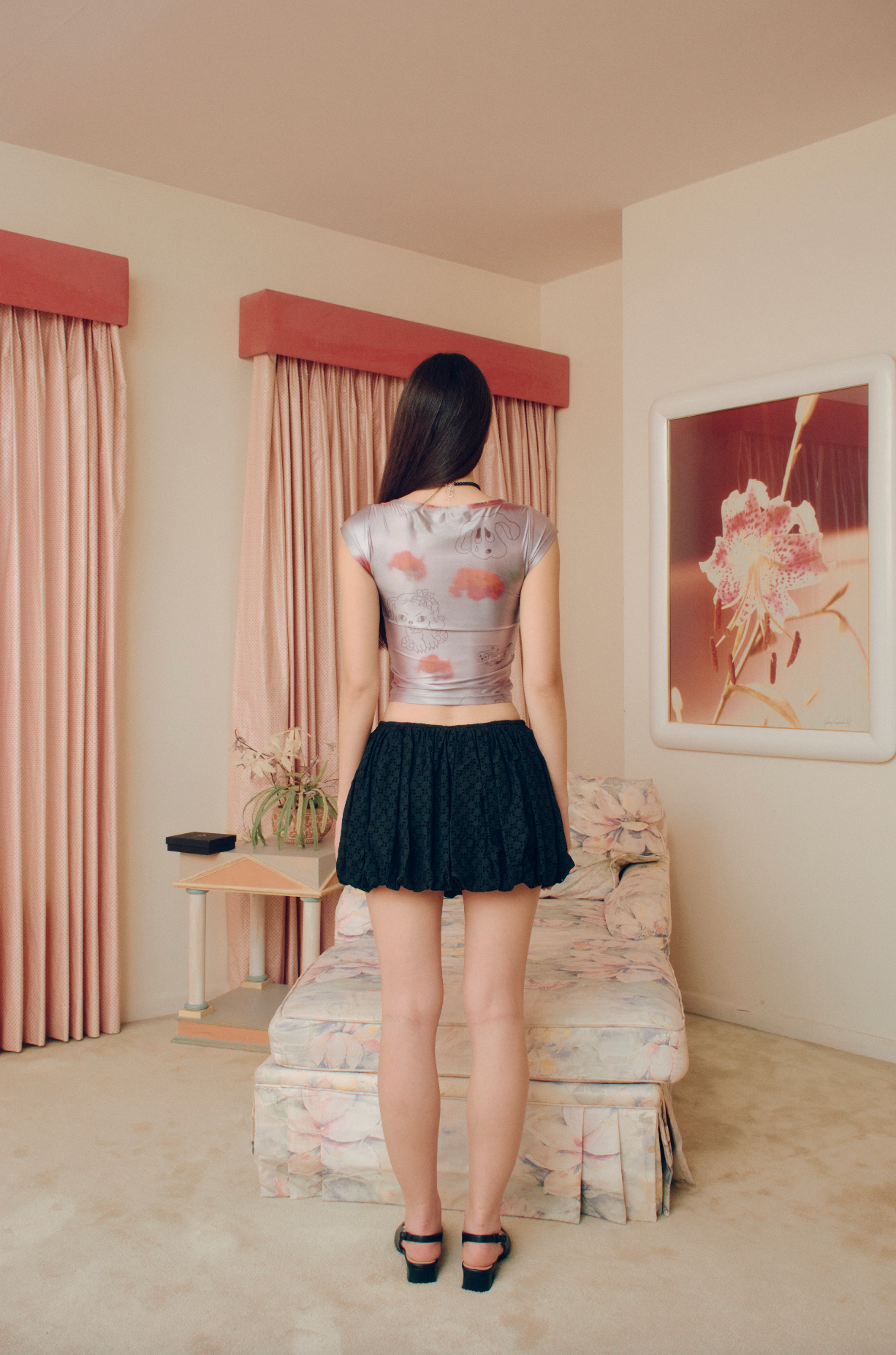 Featuring an iconic crying dog print with red flower, this stretchy soft sheen baby crop top is the must-have item for adding a unique style to your spring and summer wardrobe.